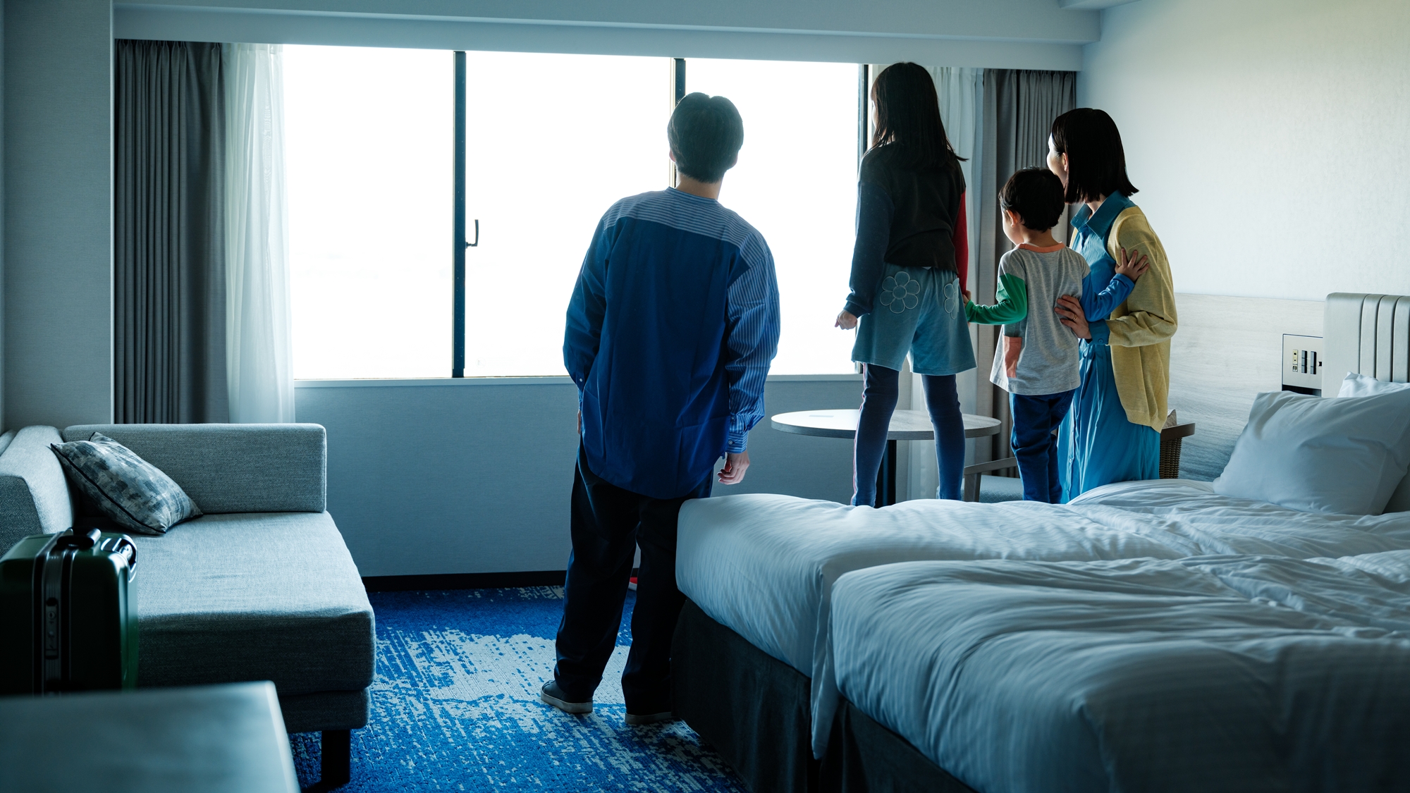 家族でお部屋から外を見る