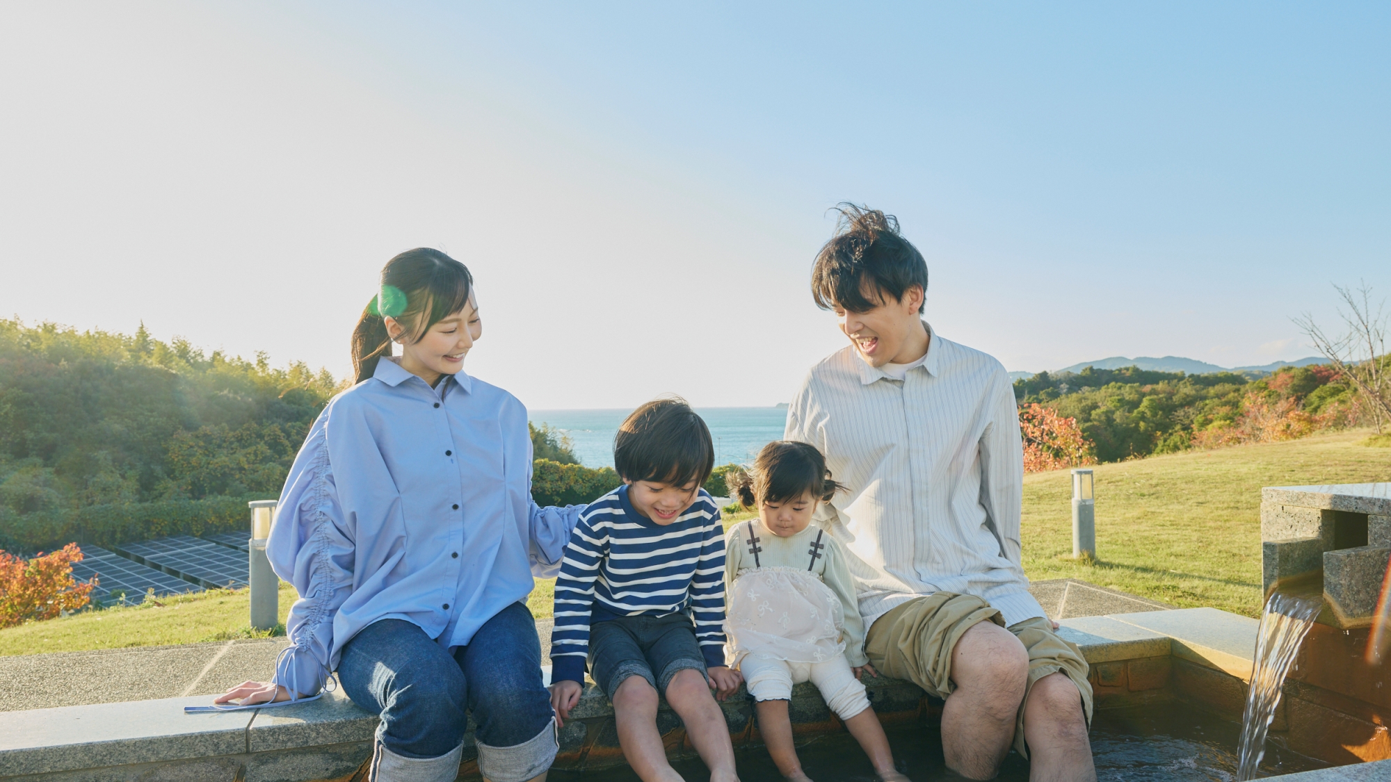 駐車場横にはホッと寛げる足湯と絶景