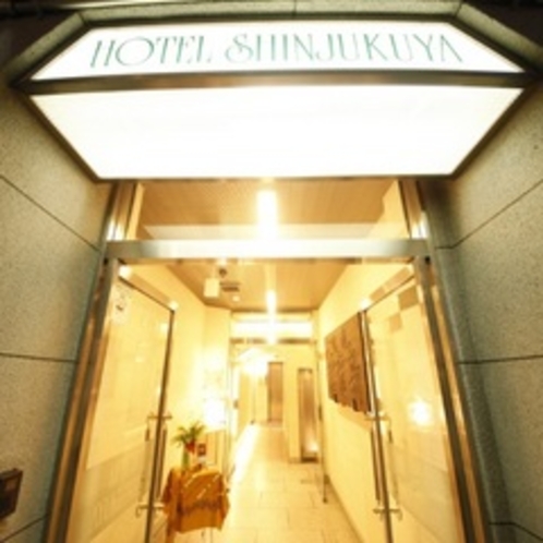 ホテル入口外観_c