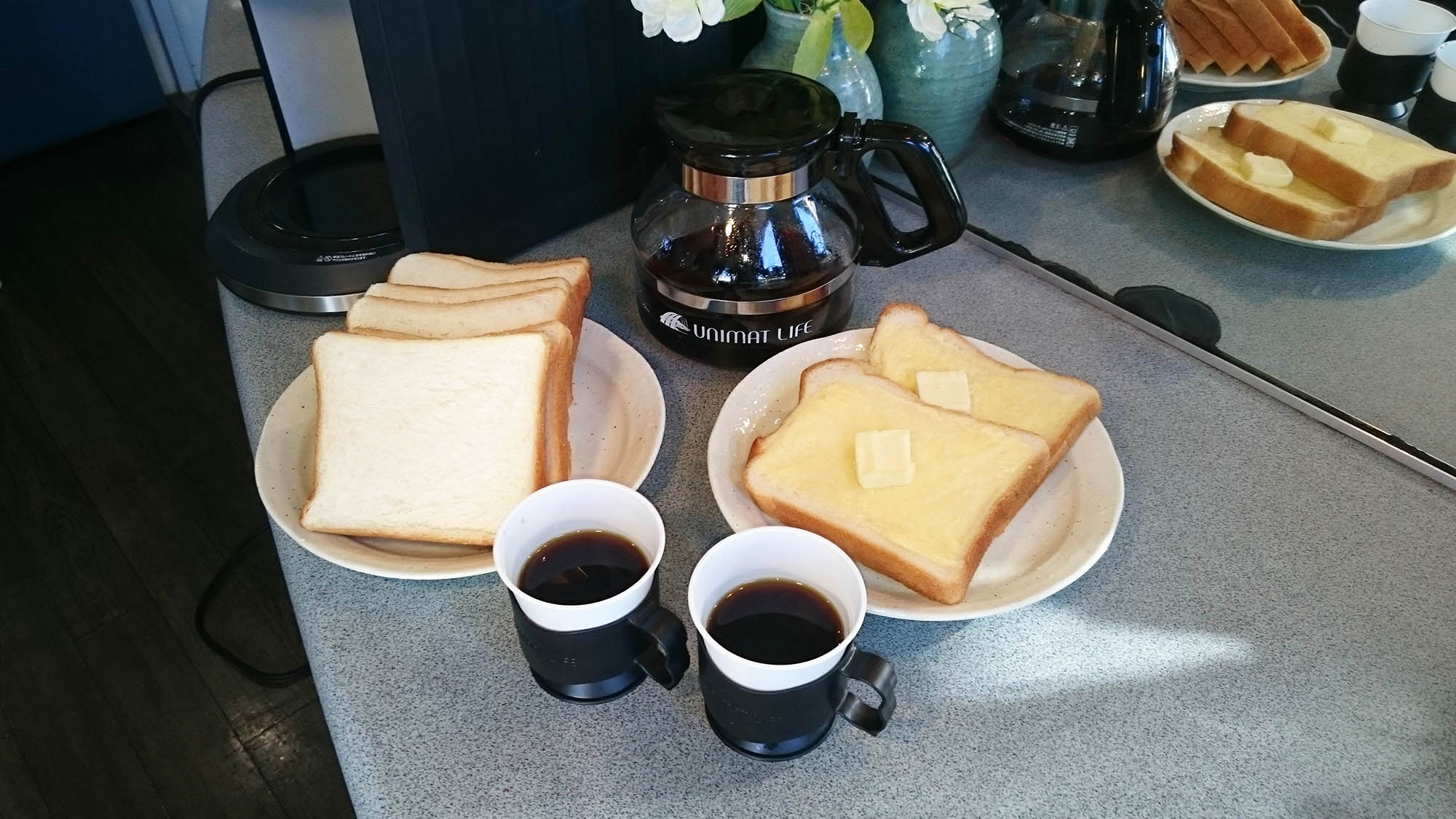・朝食は軽めでOKという人に。コーヒー＆トーストをどうぞ