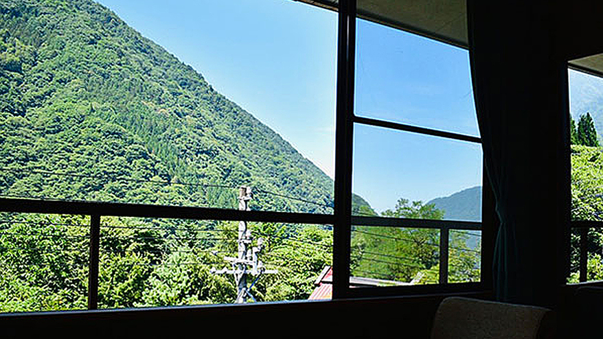 里山和室から眺める夏の緑