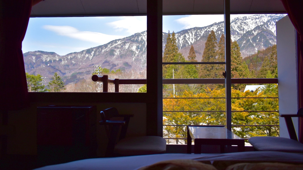 里山洋室ではベッドで寛ぎながら奥飛騨の自然を眺められます