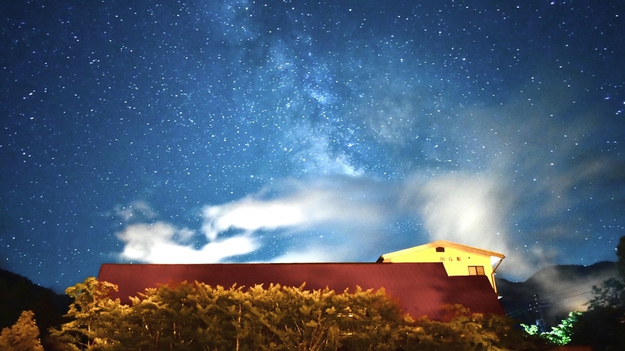 田島館の駐車場にて、夜中に撮影した天の川。