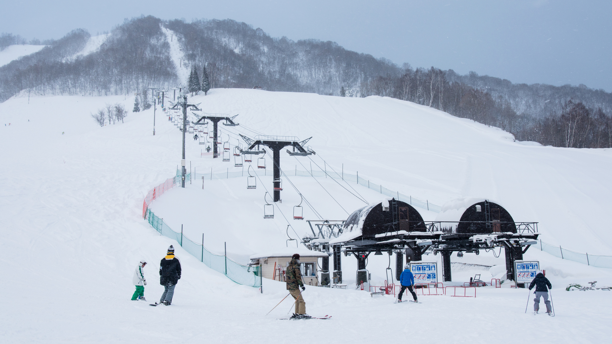 ほおのき平スキー場。当館から車で20分。標高1250～1550ｍのゲレンデで極上のパウダースノーを