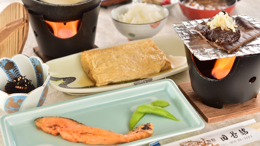 田島館の朝食　朴葉味噌など郷土の味覚を御膳でご用意
