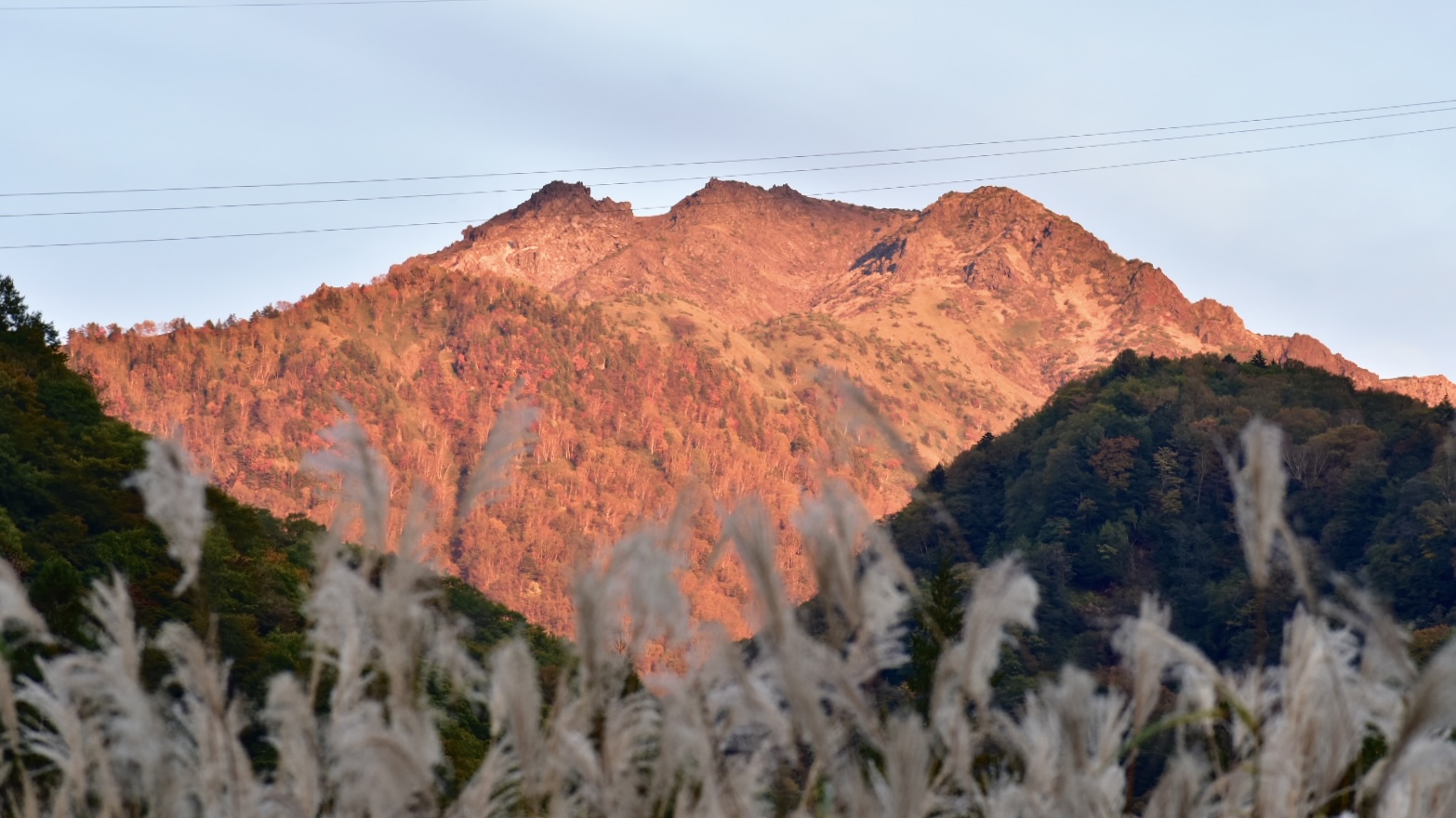 『わぁー！キレイ』焼岳さんが夕日で赤く染まりました。