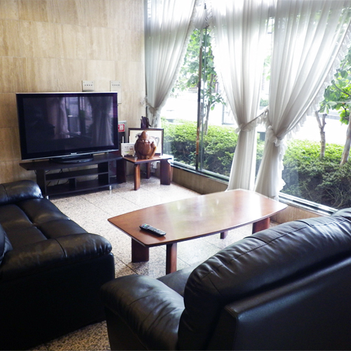 * [ล็อบบี้] มีทีวีและเครื่องดื่มบริการในล็อบบี้ที่สว่างสดใส