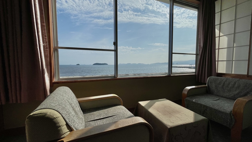 【あさひ亭１４畳大部屋】波音聞こえる海絶景の和室　ソファからの海の眺め