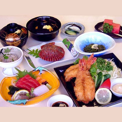 長門館御膳：海老フライ、お刺身、焼き貝、酢の物、小鉢、ご飯、味噌汁、漬物