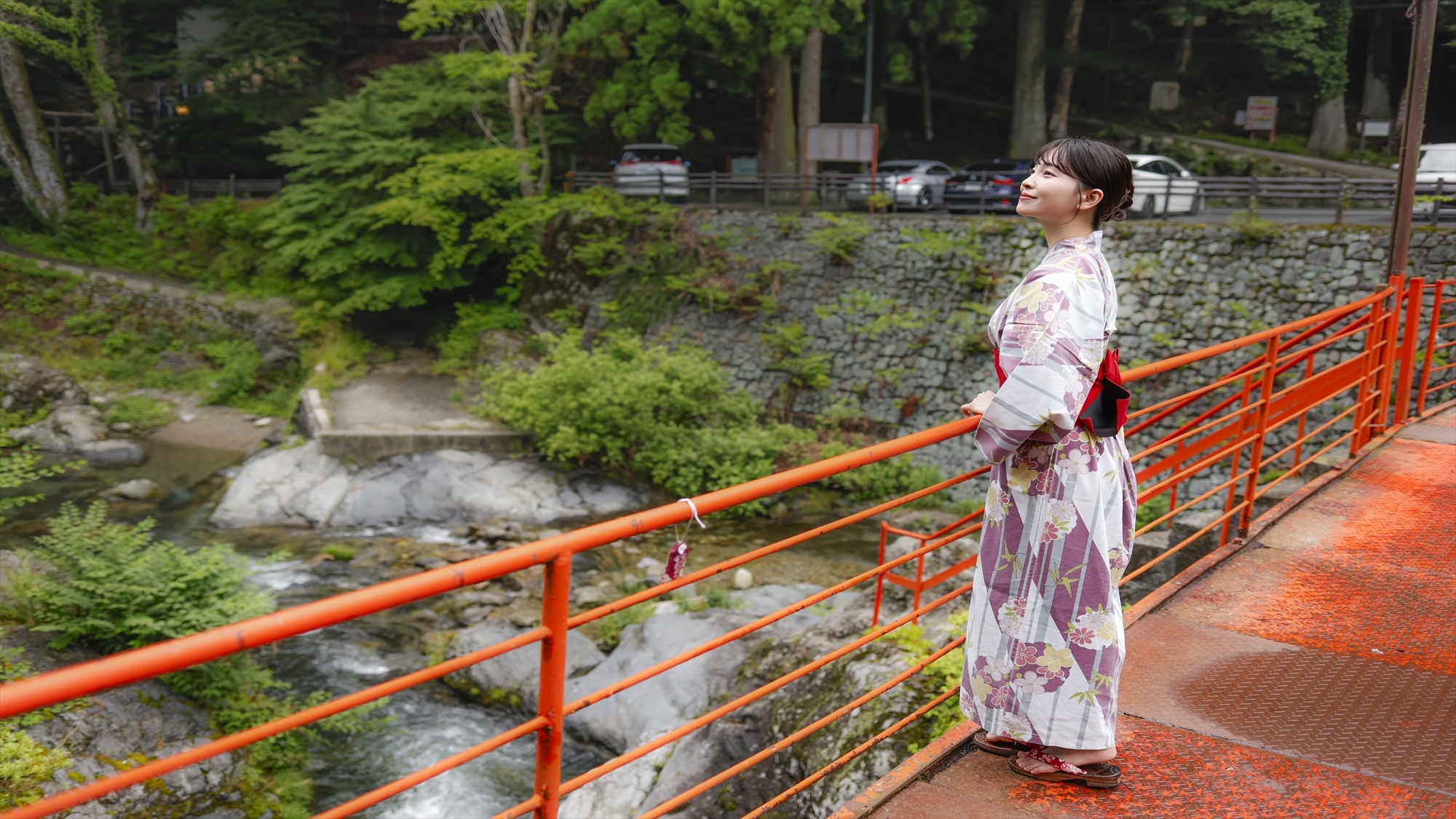 温泉街には赤い橋が沢山かかっています