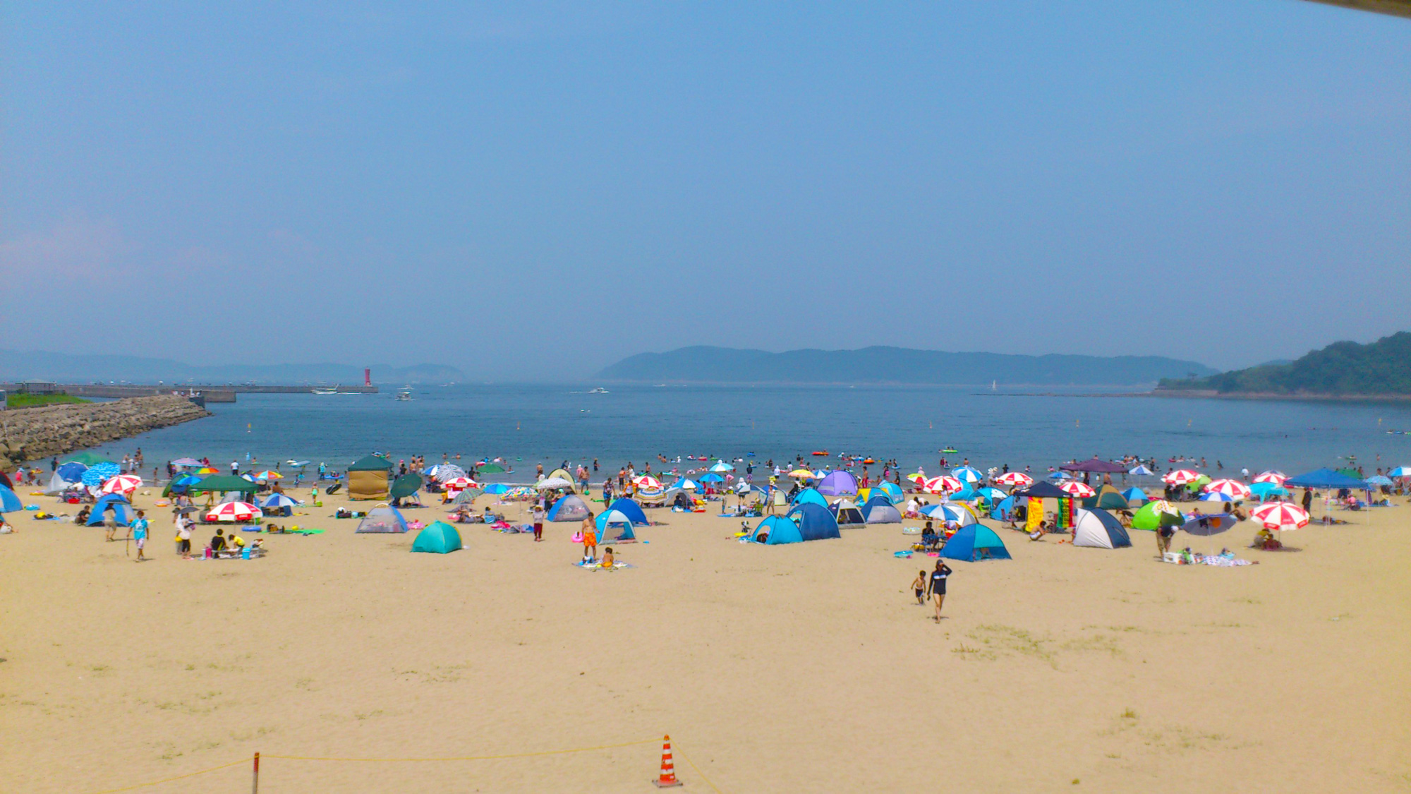 夏には多くの観光客で賑わう「加太海水浴場」（休暇村から車で10分）