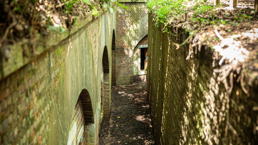 休暇村から徒歩で行けるノスタルジックな雰囲気漂う「深山砲台跡」