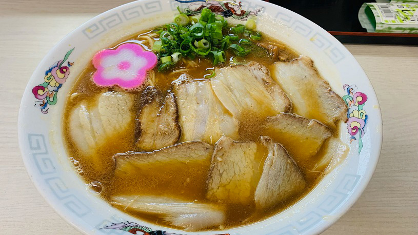 コクのあるまろやかな豚骨スープと醤油が絶妙に絡み、奥行きの深さを感じる名物「和歌山ラーメン」
