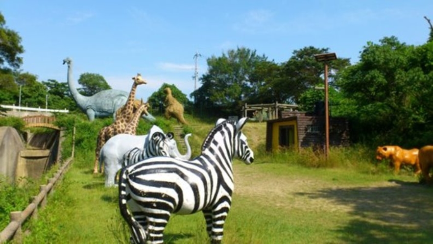 森林公園には恐竜や動物のモニュメントが並びます。（休暇村から車で15分）