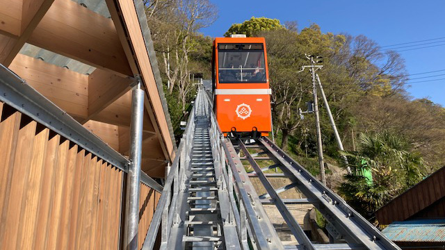 全国でも珍しいケーブルカーのあるお寺です。