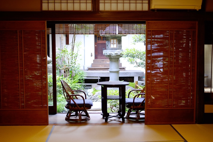 菊の間から中庭を見る　（夏の時期）