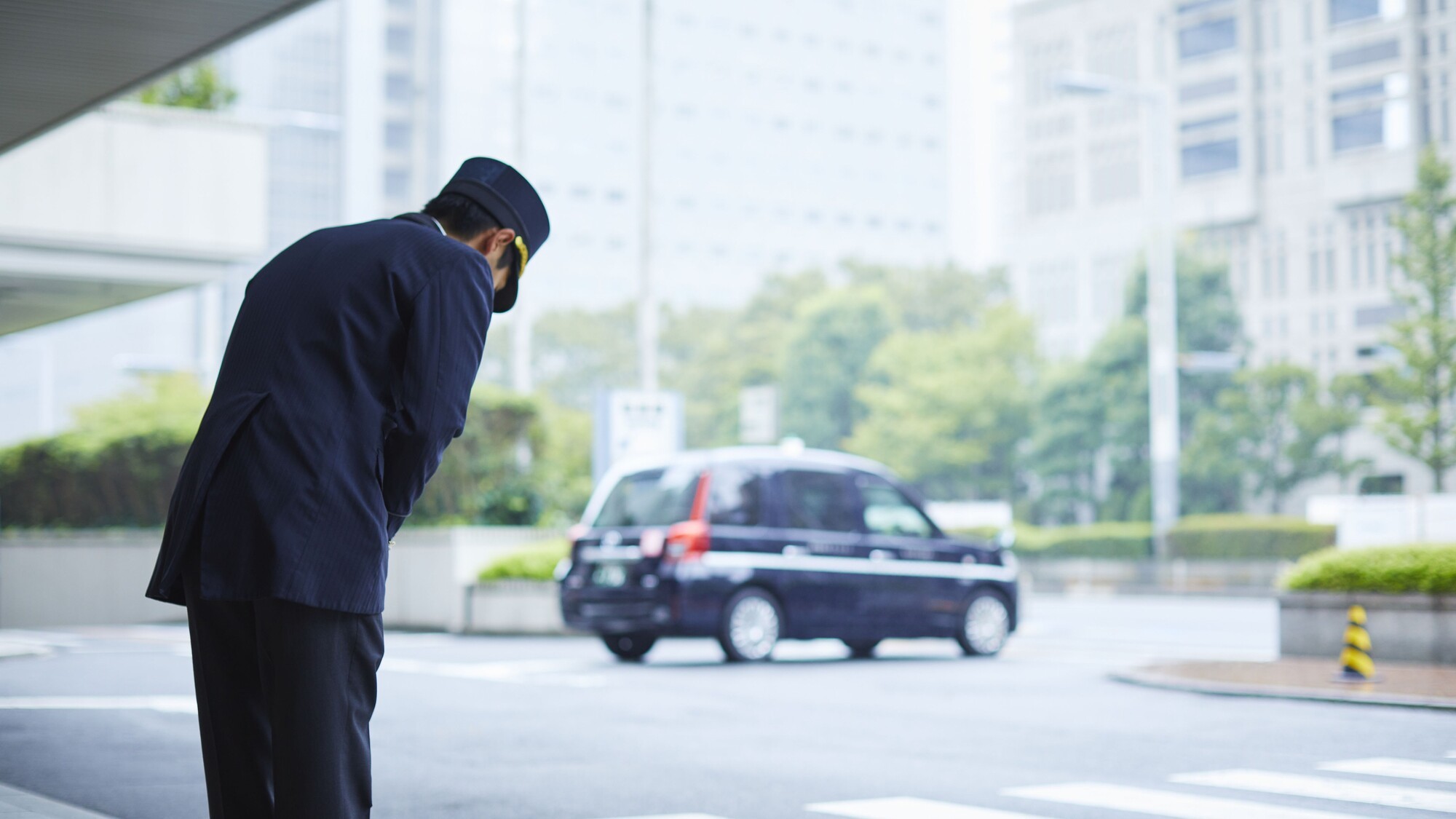 正面玄関でのお見送りイメージ