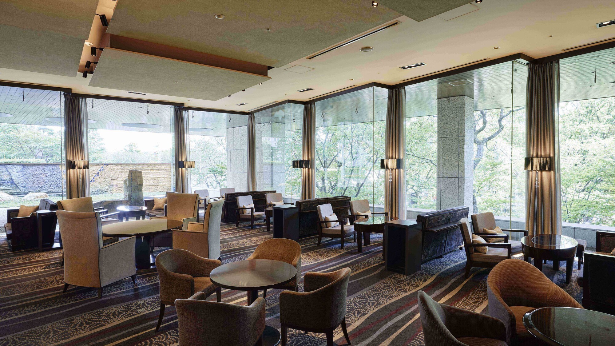 ＜カクテル＆ティーラウンジ＞