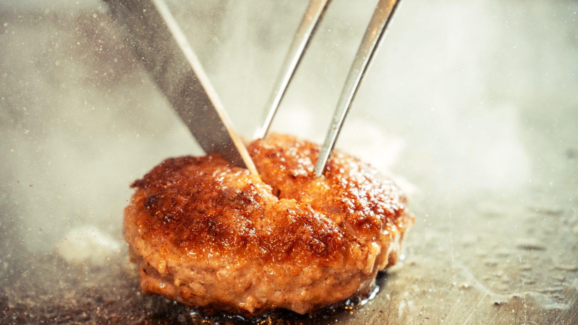 朝バイキングでご用意する当館名物「鉄板焼きハンバーグ」