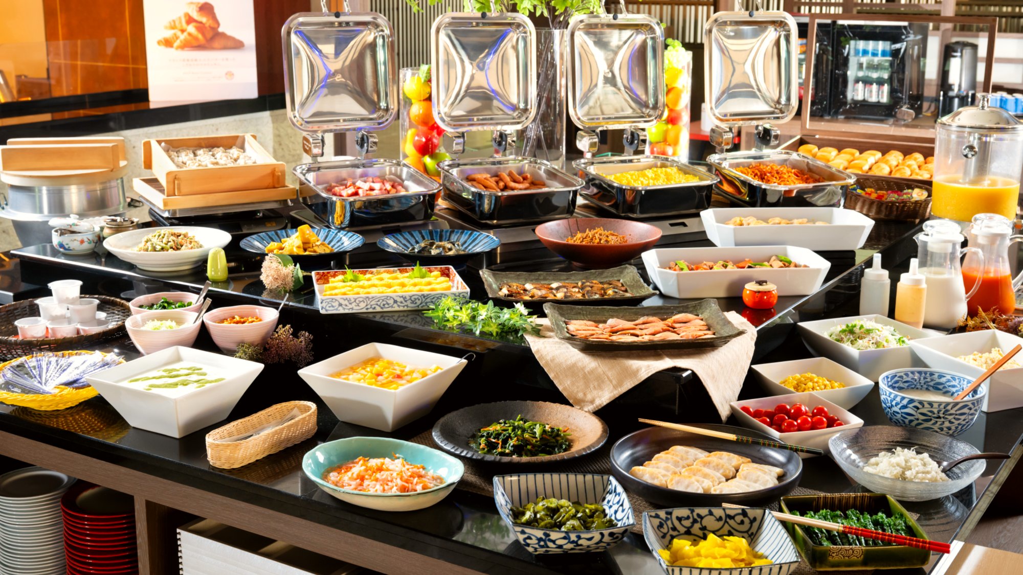 朝食は、地場産品や地元食材、定番メニューなどを揃えた洋食・和食どちらも楽しめるバイキング