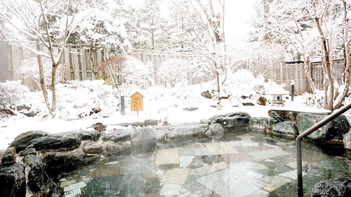 冬には白く塗られた化粧の美しさを味わいながら、体を温める雪見風呂。