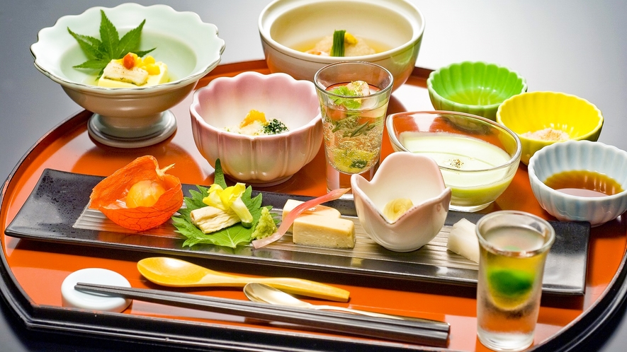 夕食は季節感たっぷりの会席料理。栃木県の地の物や、日光の名産など美食に酔いしれて。