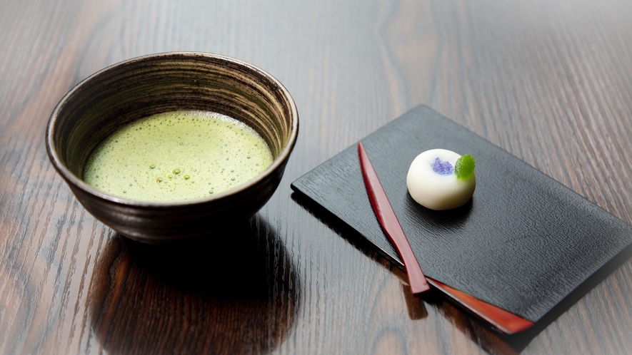 ウェルカムドリンクは数種類。日本庭園を眺めながら抹茶を嗜むのも風流。憩いのひととき。