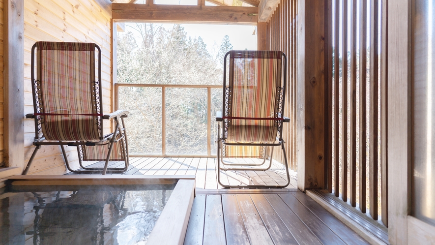 【吟龍 特別室】テラスの露天風呂は、大人の粋を味わう贅沢な空間。