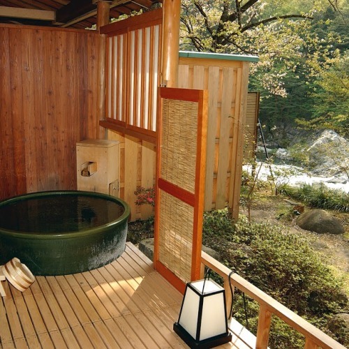 Guest room open-air bath where you can enjoy mountains and rivers at once