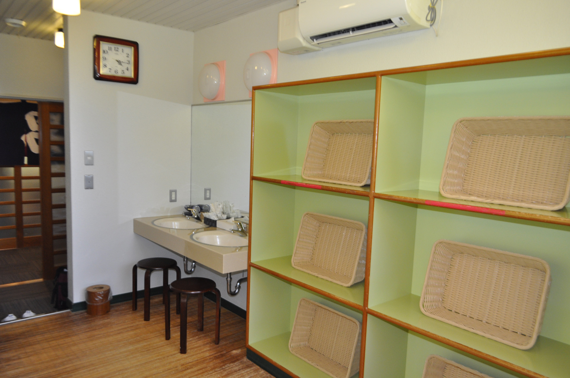 【男湯脱衣所】