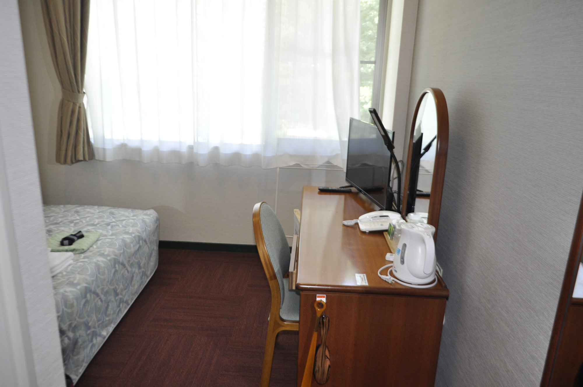 【シングル一例】テレビや作業のできるデスクもございます。