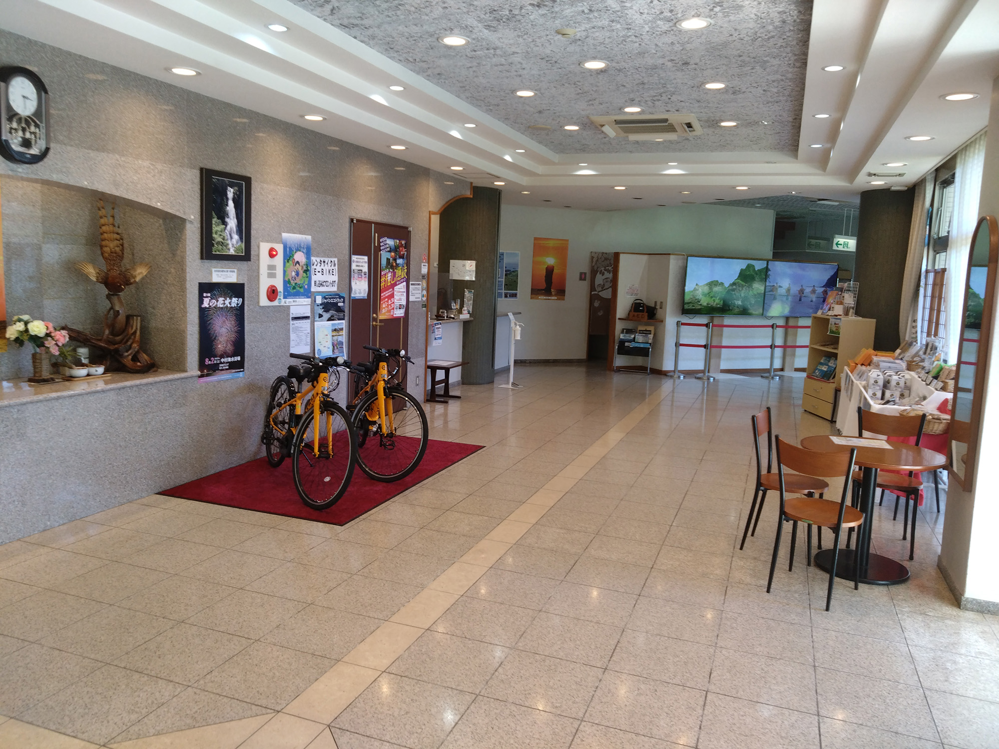 【ロビー】お土産コーナーもございます。