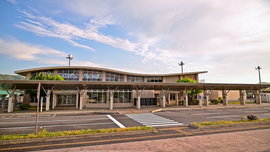 *【隠岐世界ジオパーク空港】出雲空港と伊丹空港から直行便が出ています。当館まで車で約30分。