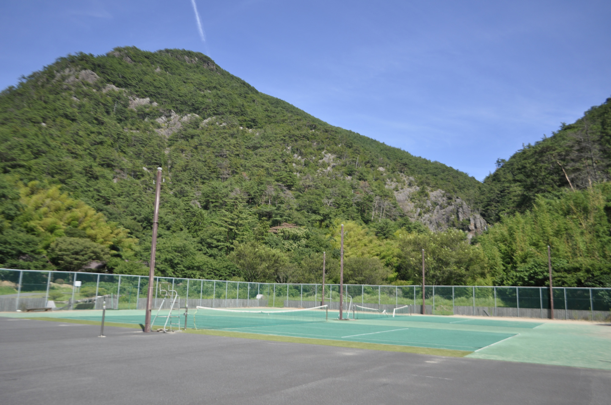 【テニスコート】お天気の良い日はテニスで汗を流すのはいかがですか？