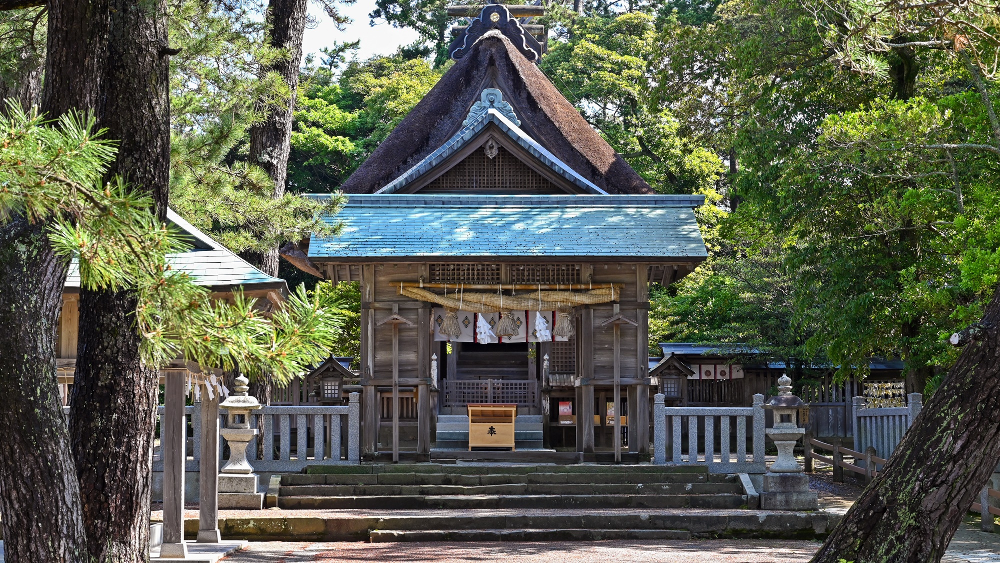 *【水若酢神社】隠岐特有の建築様式「隠岐造り」の本殿は、国の重要文化財に指定されています。