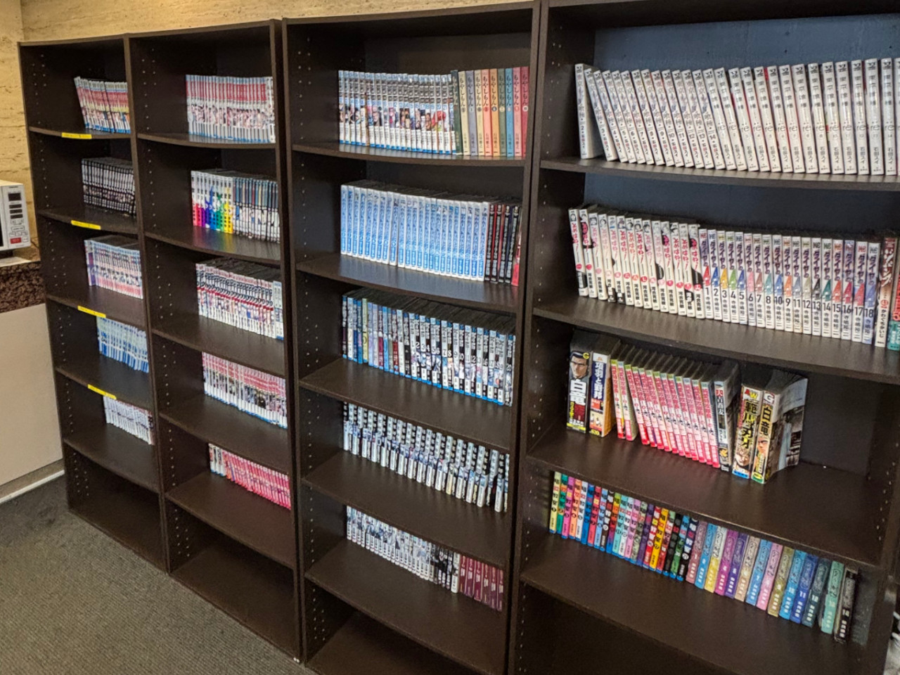漫画コーナーがロビーにございます♪【お部屋でゆっくりご覧いただけます】
