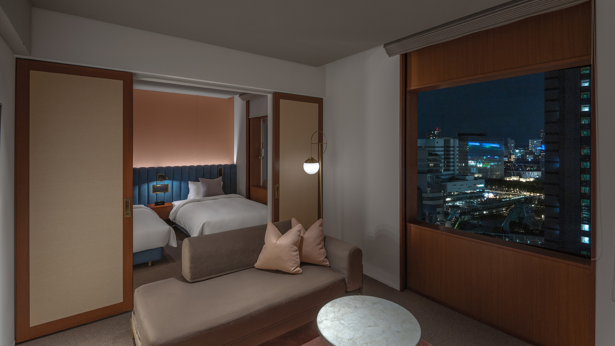 【コーナースイート 43㎡】大きな窓からの景色◎ 落ち着いた上質な空間で寛ぐ