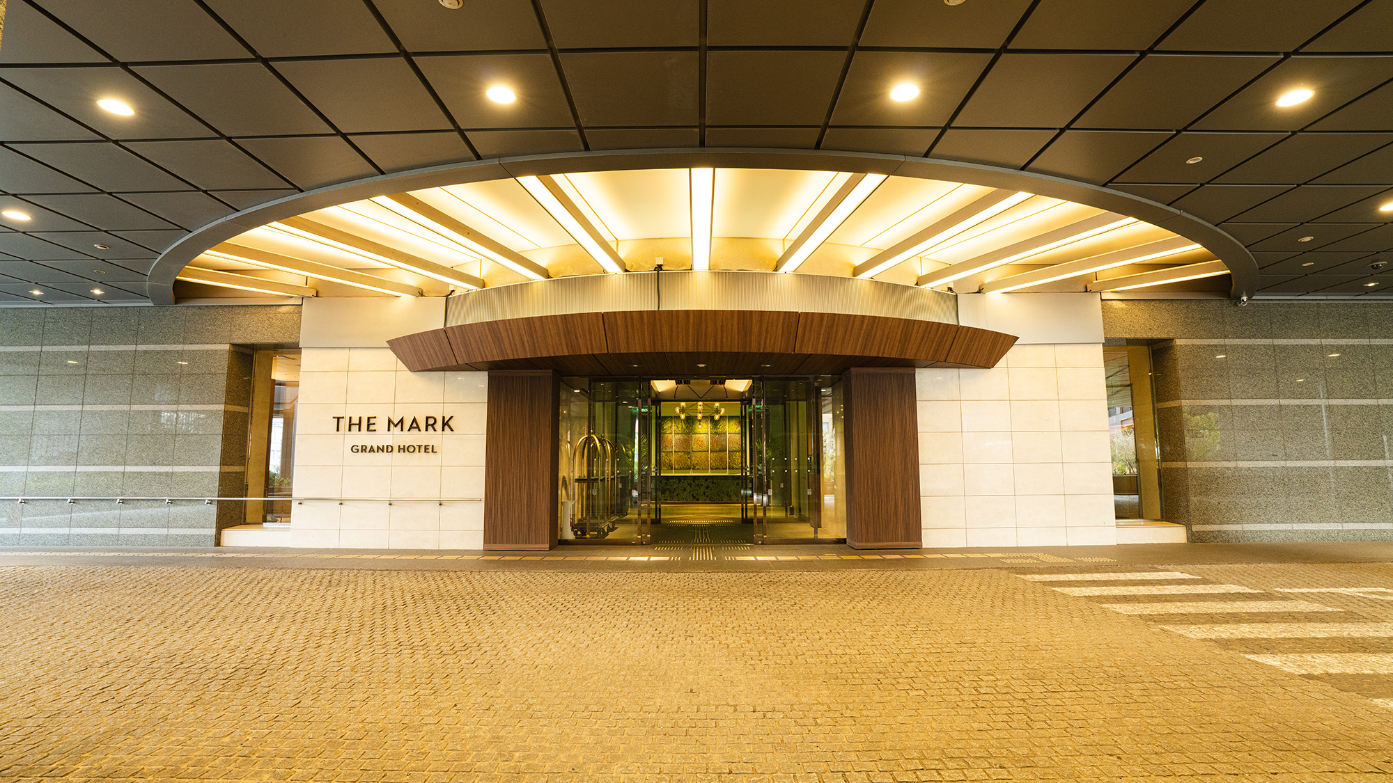 ポストモダンを基調としたデザインのエントランス