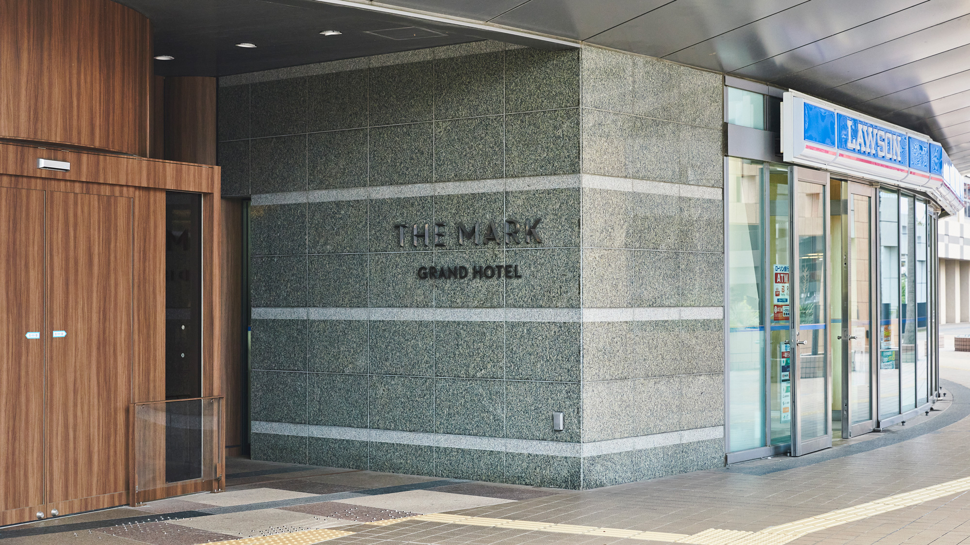 8：2Fエントランスへ到着です。館内に入り、1Fフロントデスクまでお越しください。