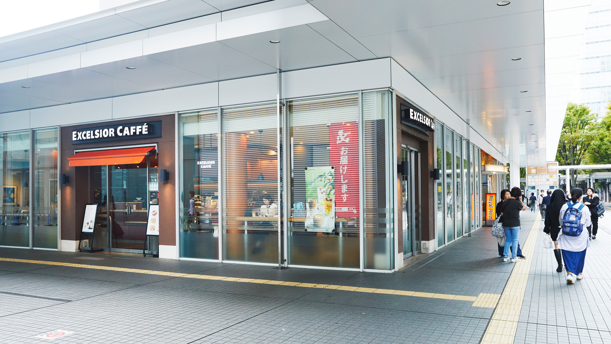 2：カフェの手前を左折します。