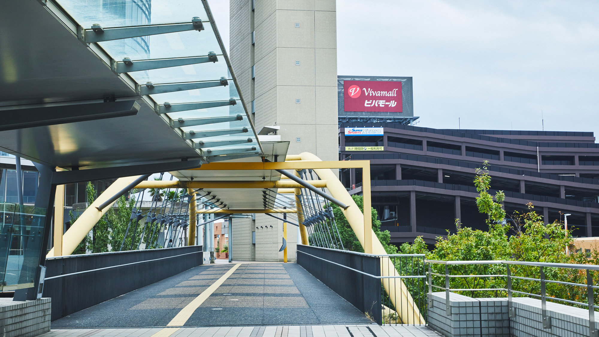 6：歩道橋を約30m進みます。