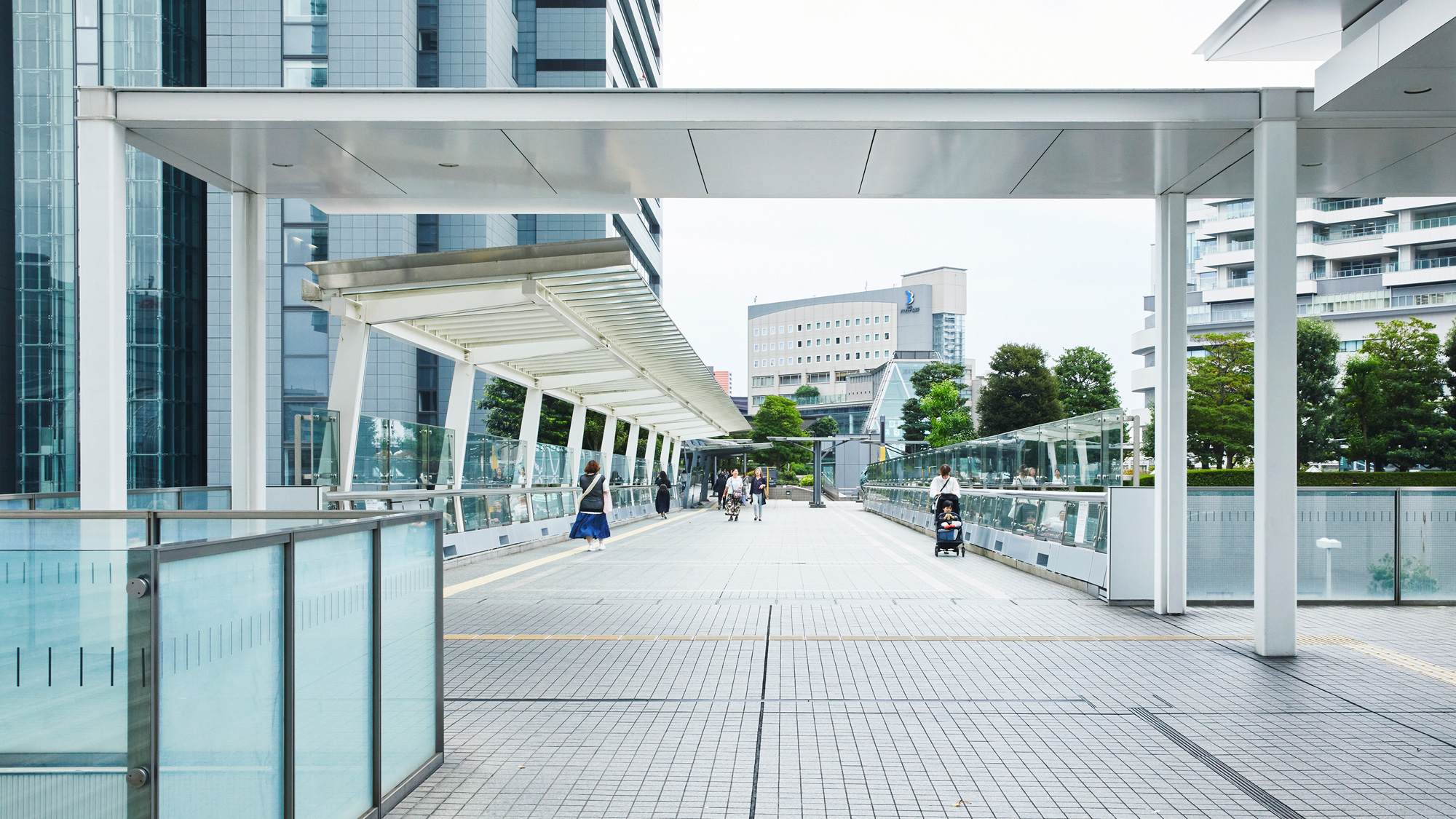 3：屋根のある道を約100m進みます。