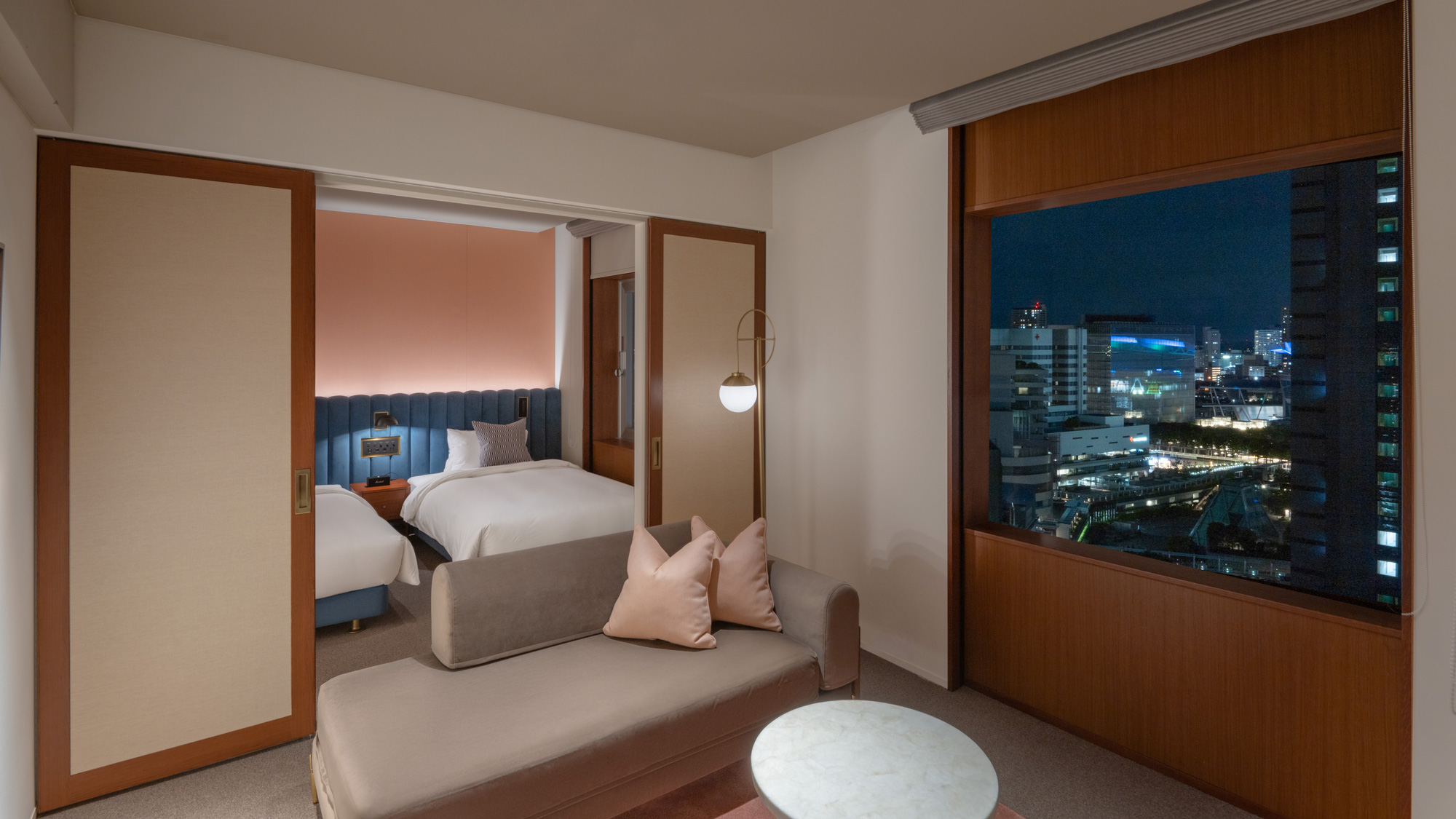 【コーナースイート 43㎡】大きな窓からの景色◎ 落ち着いた上質な空間で寛ぐ