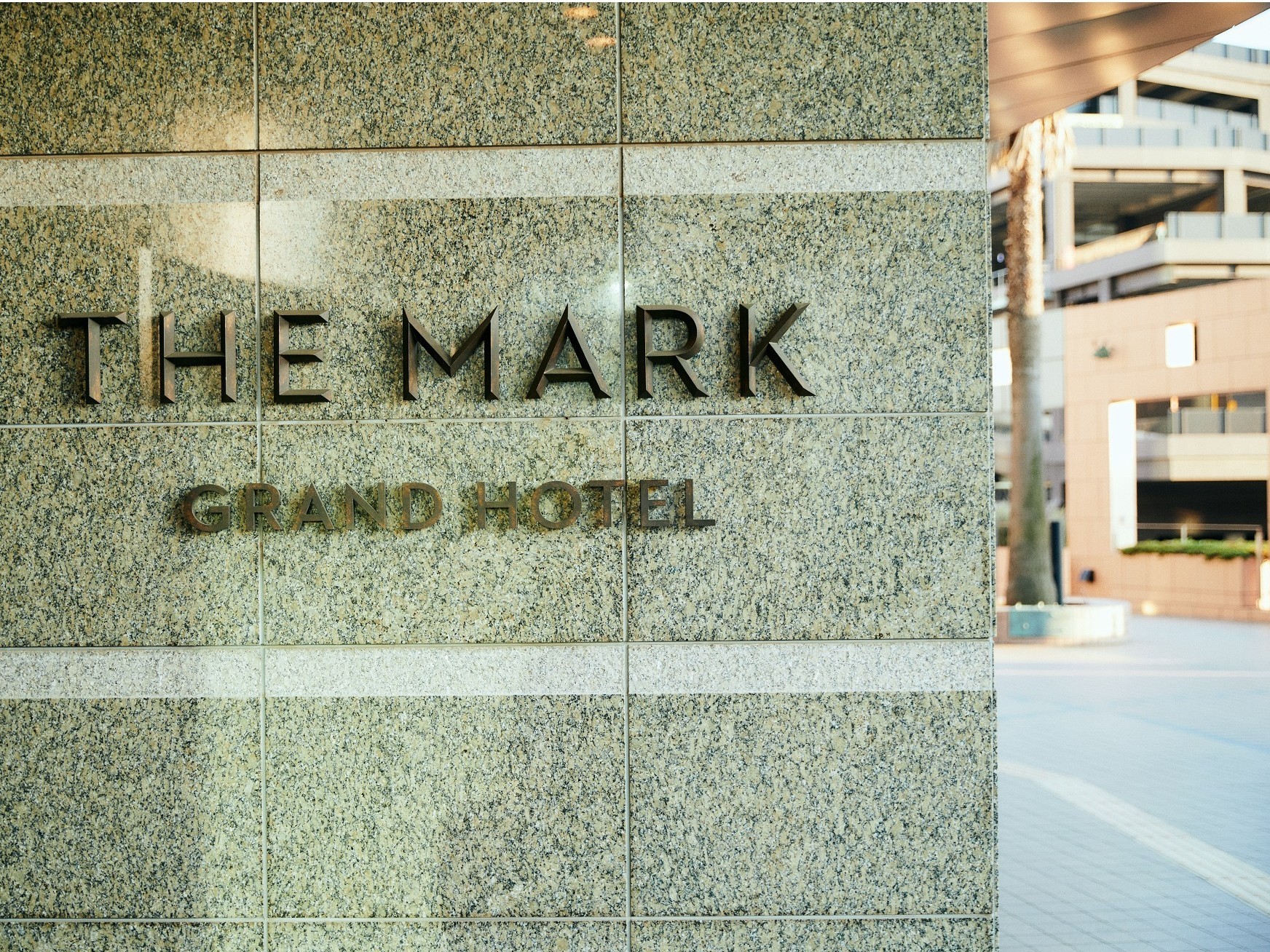 THE MARK GRAND HOTEL 玄関ロゴ　