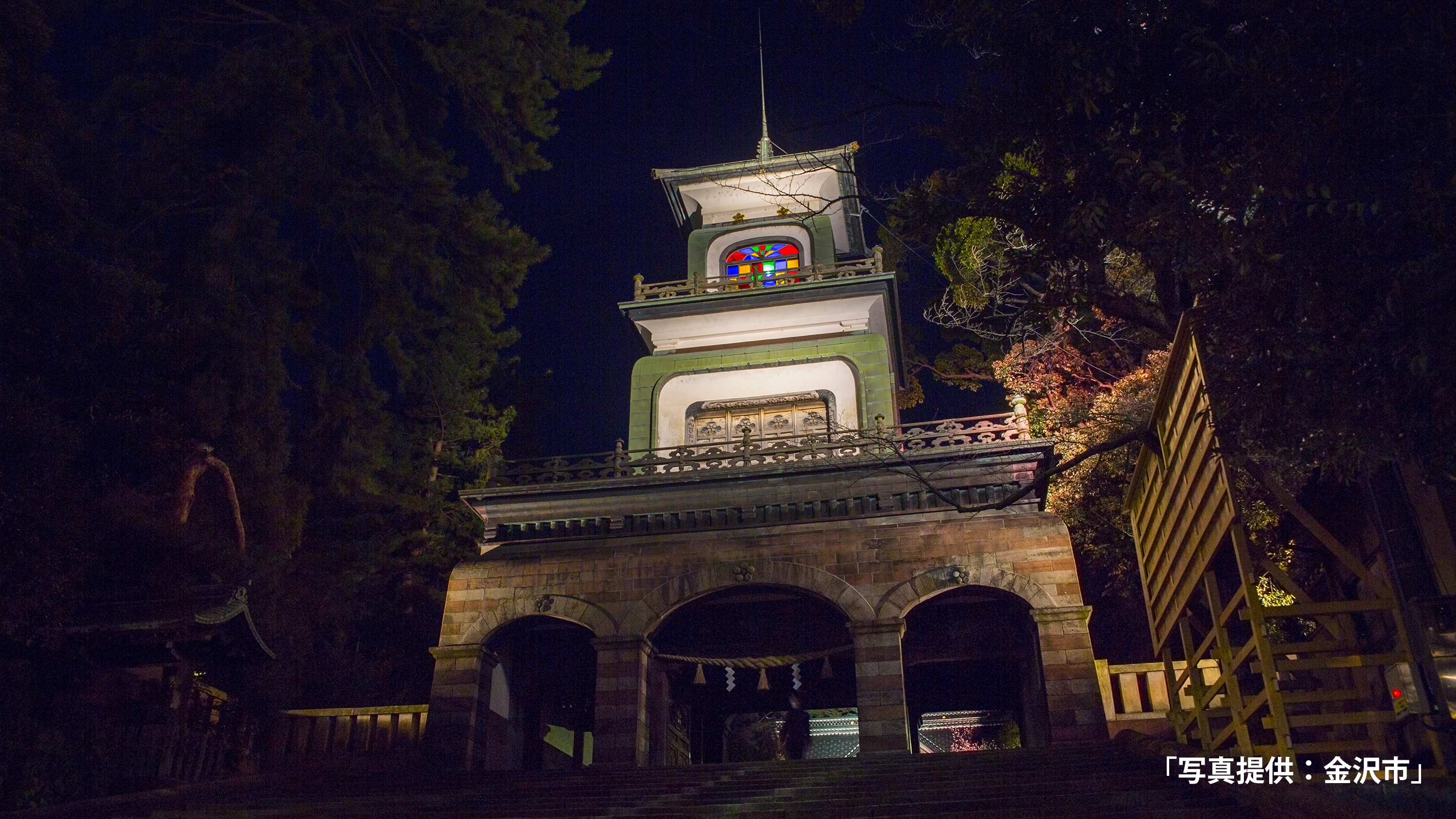 尾山神社　神門　ホテルより徒歩10分