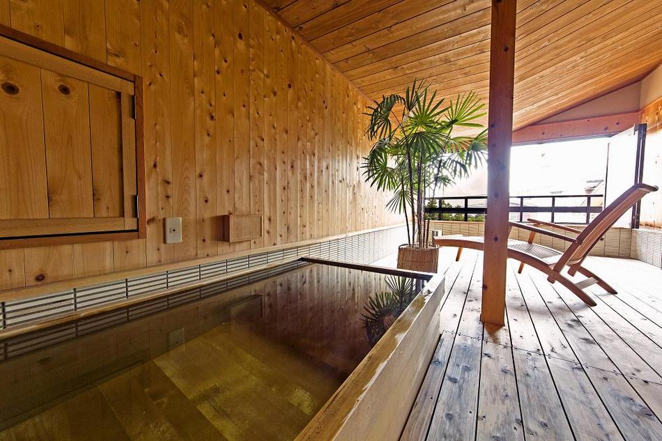 ห้องอาบน้ำกึ่งเปิดโล่ง "ซากุระ" ขนาดใหญ่