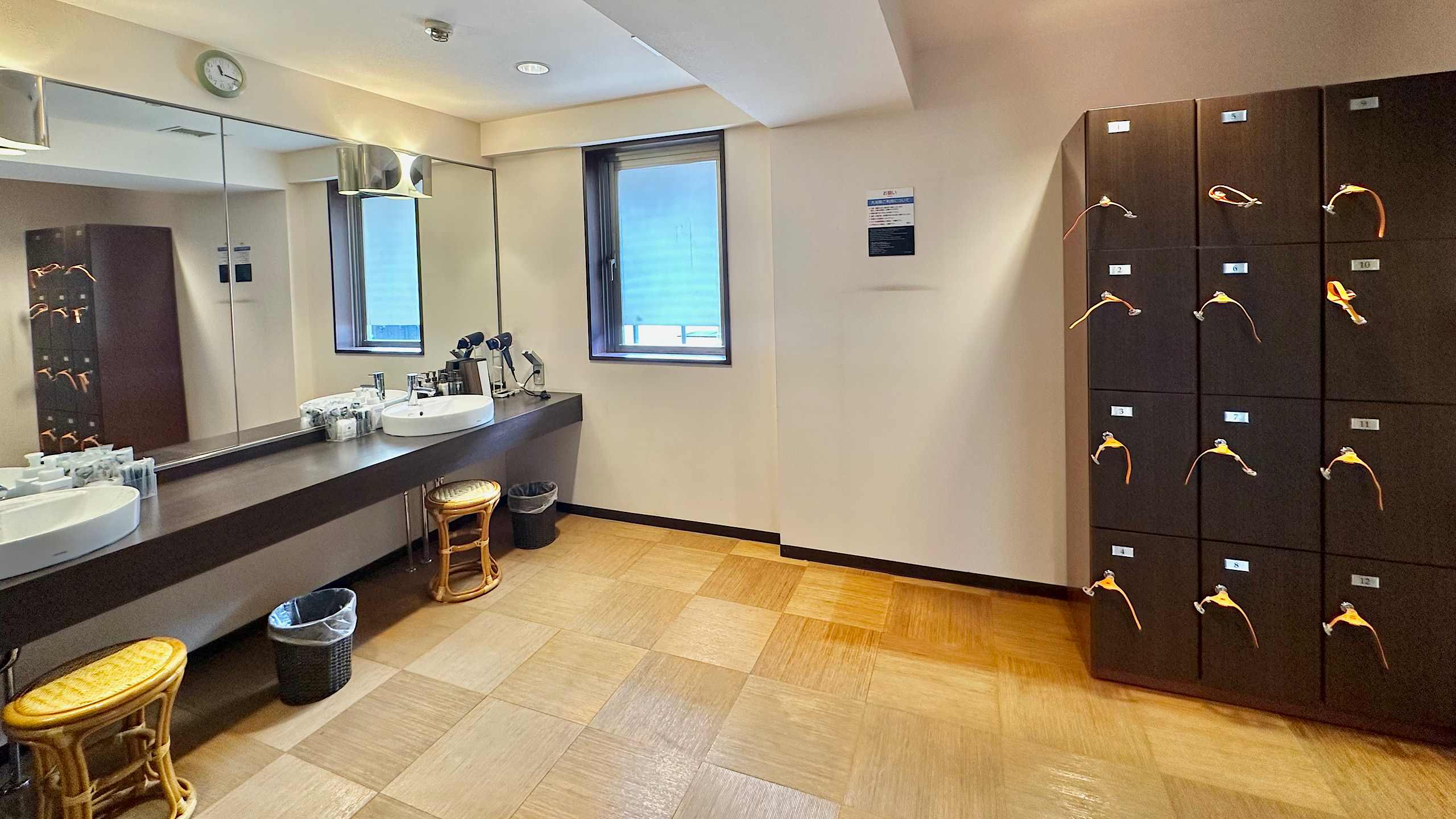 【大浴殿】男性大浴殿　脱衣所