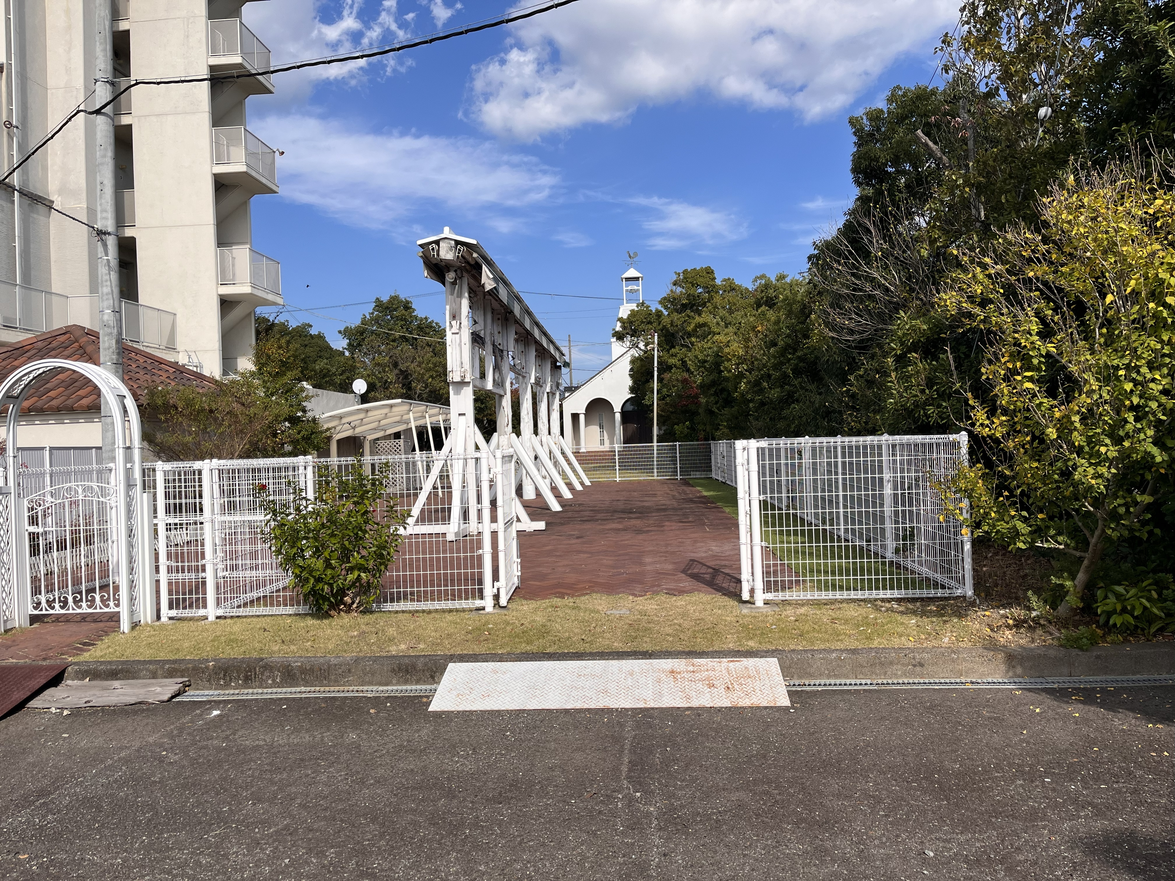 バイク駐輪場入口