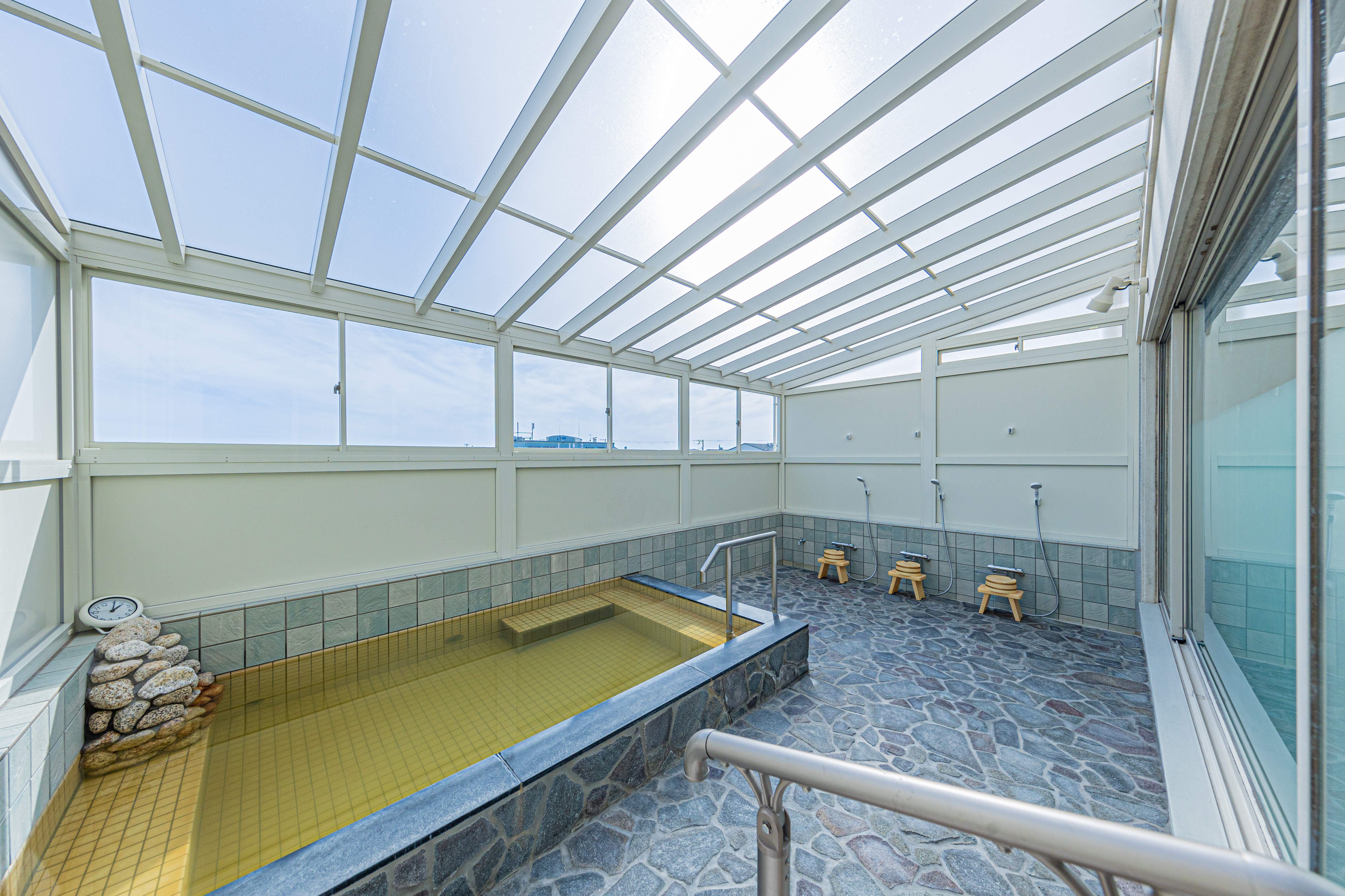 天然温泉大浴場　男湯（神島）16：00～21：45、6：30～9：00