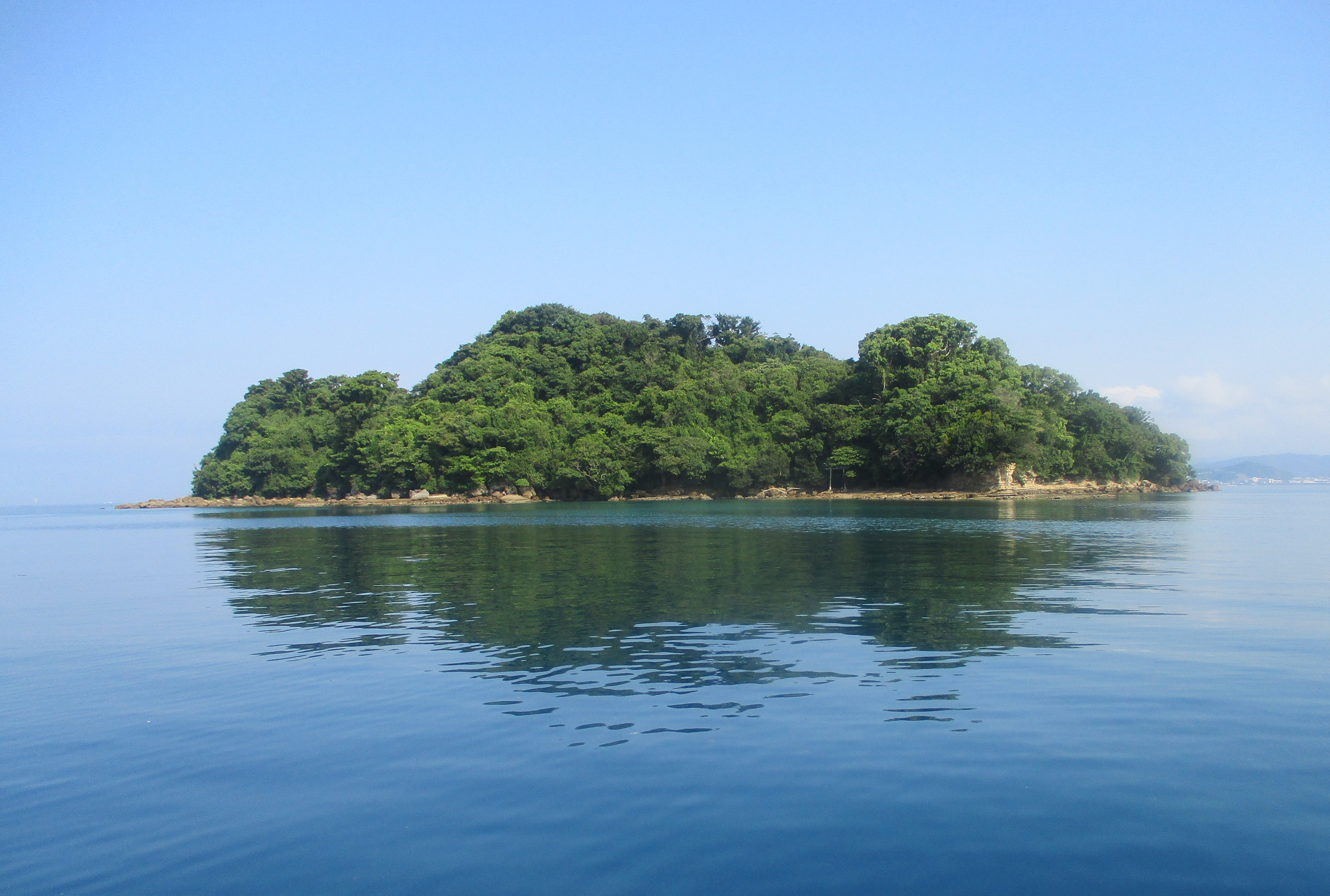 田辺湾クルーズで近づく神島（かしま）古くから神がすむ島としてあがめられてきました